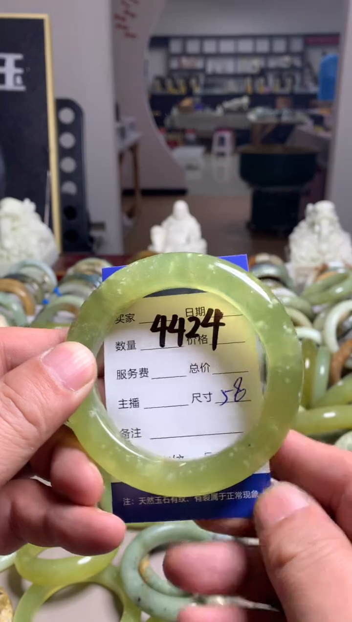 【闪购商品】蛇纹石玉手镯未镶嵌4424