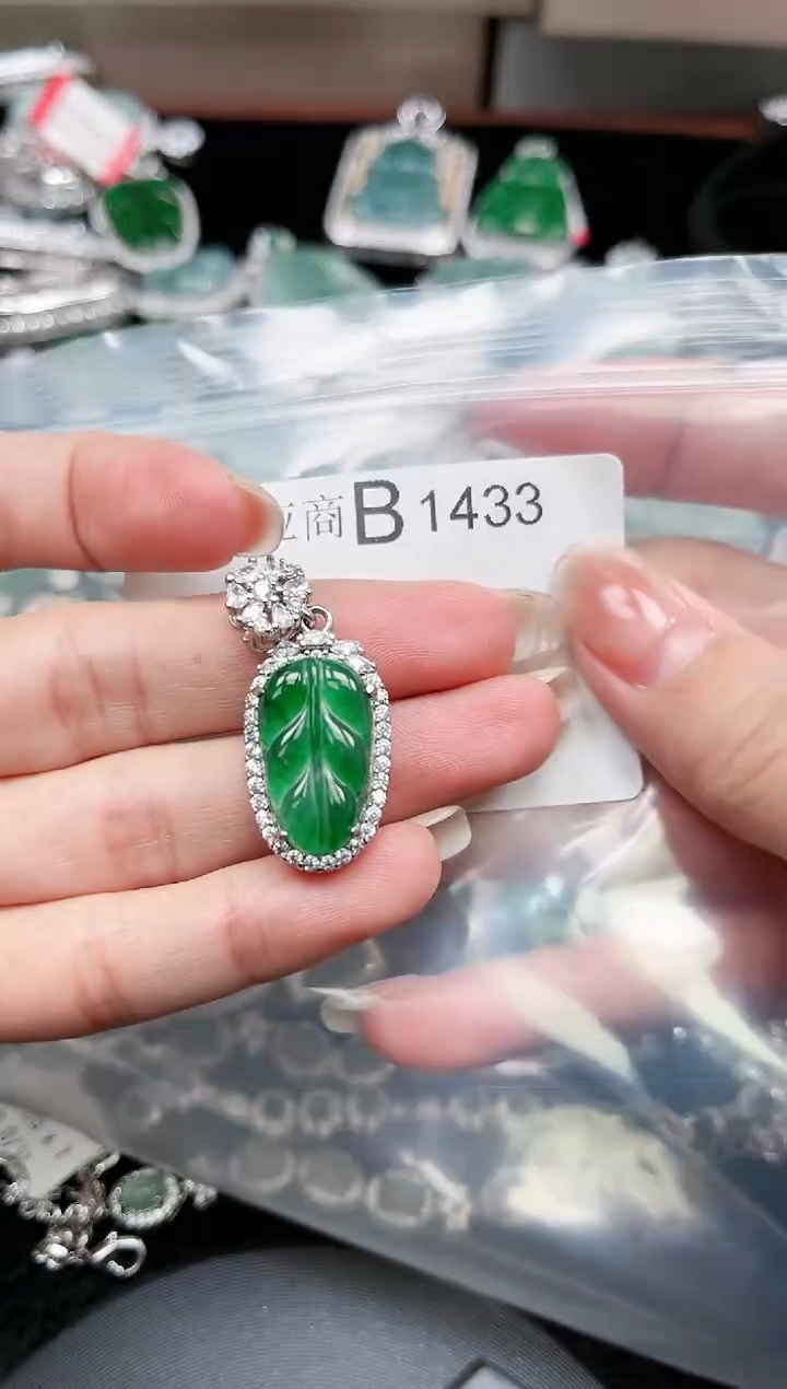 【闪购商品】翡翠颈饰未镶嵌1433赠皮绳