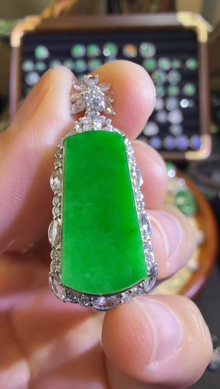 【闪购商品】翡翠吊坠(赠链)18K金镶嵌高冰满绿无事牌吊坠