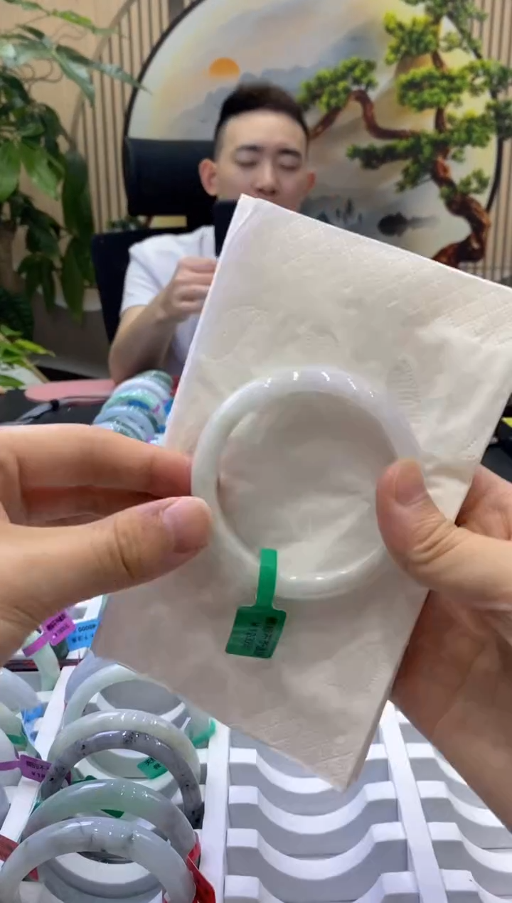 翡翠手镯未镶嵌124