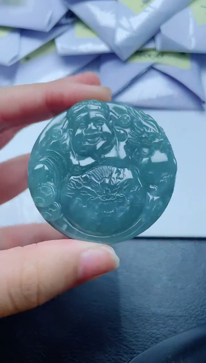 翡翠未镶嵌颈饰            