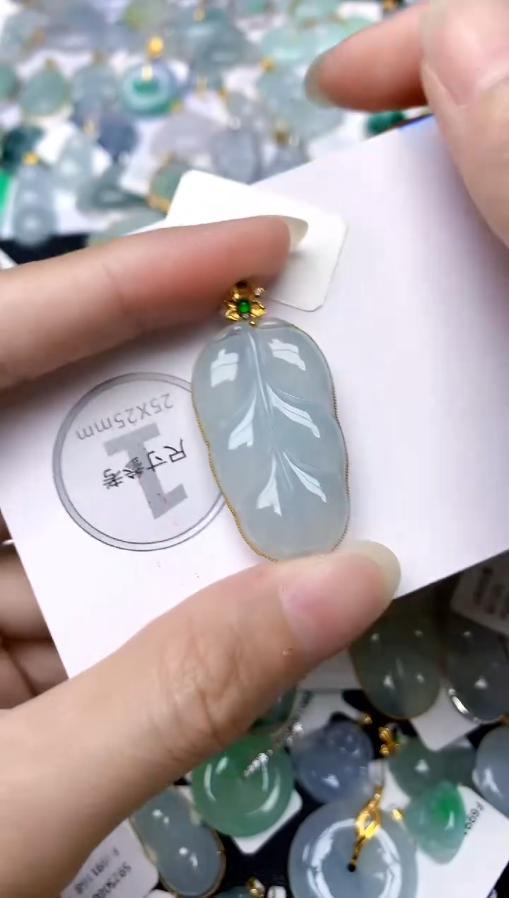 颈饰18K金镶嵌翡翠天然A货翡翠