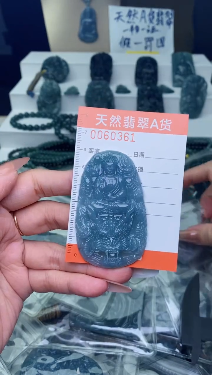 翡翠未镶嵌颈饰···············