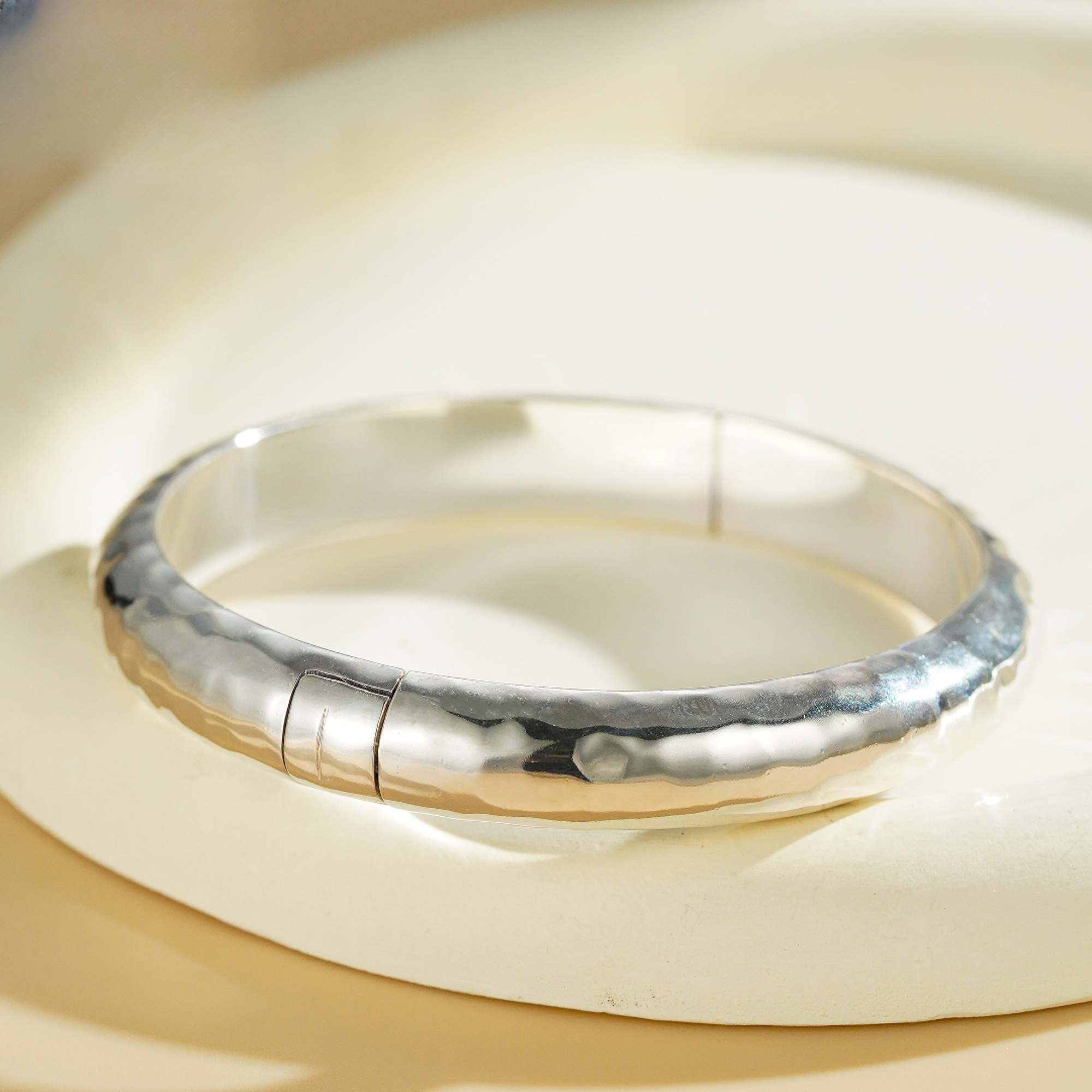 中国珠宝 925银手镯 时尚高级感镜面百搭锤纹暗扣手镯（可打开）   