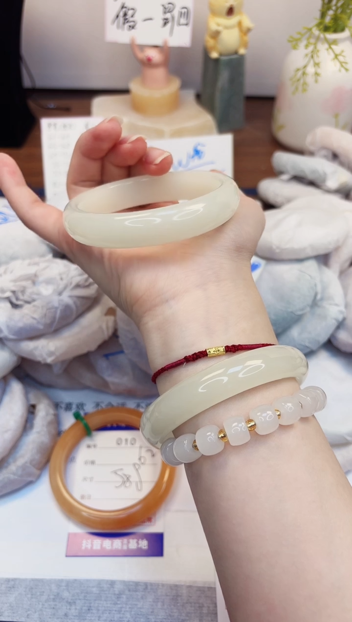 【闪购商品】石英质玉手镯未镶嵌11-玉兰白-圈口62