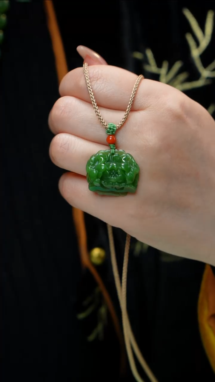 颈饰未镶嵌和田玉（碧玉）碧玉花牌 多样性发其一