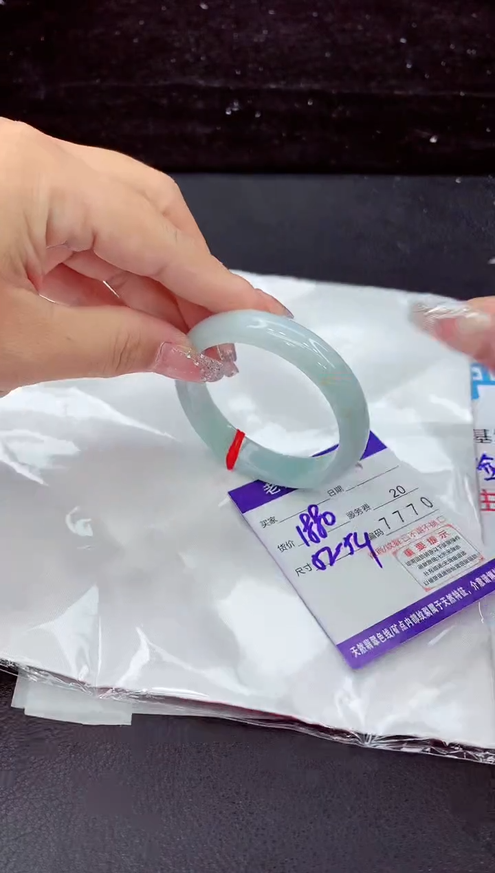 翡翠手镯未镶嵌1