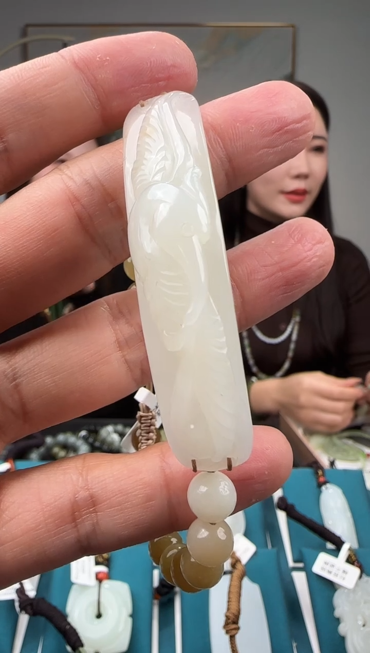 颈饰未镶嵌和田玉吊坠 