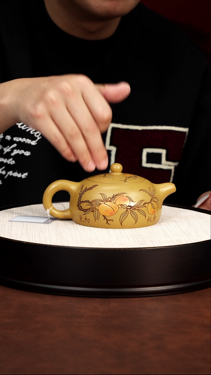 茶壶紫砂宣兴紫砂 寿桃半月壶 黄金段泥 梅付春