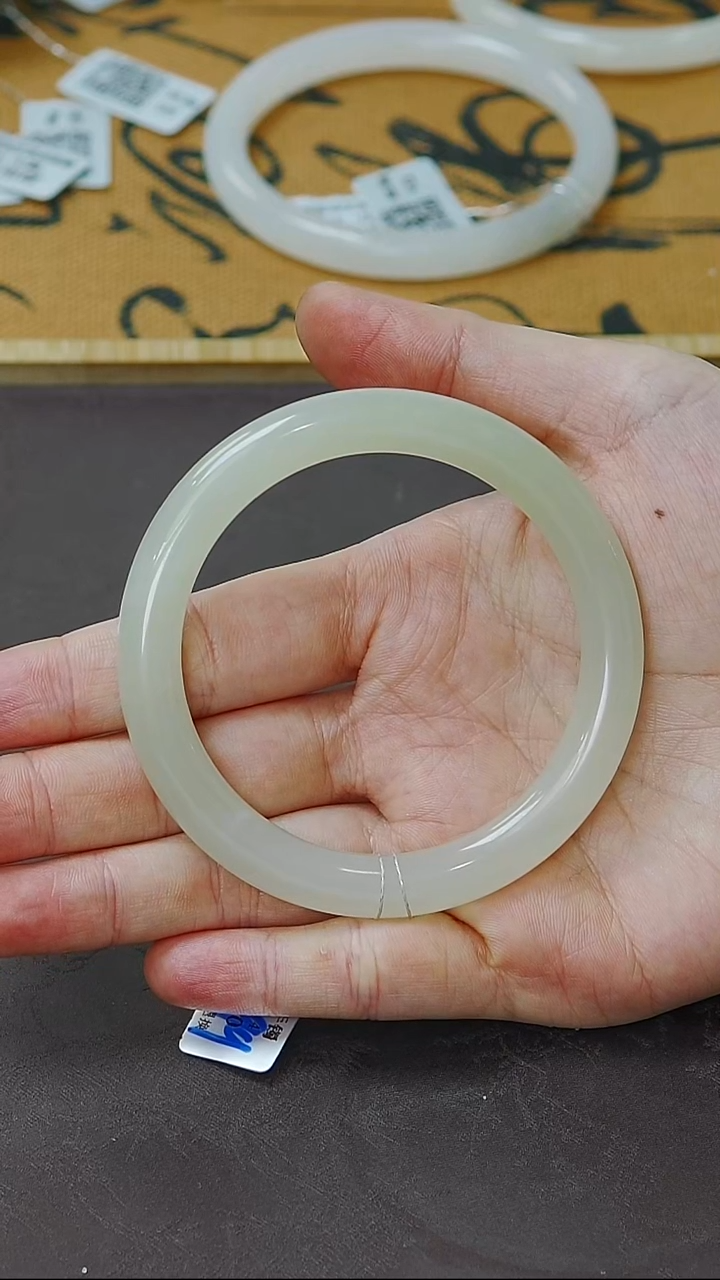 未镶嵌手镯和田玉56-57圈口胖圆条冰晴底一口翠