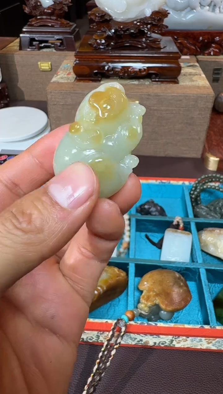 未镶嵌和田玉（糖玉）把件发财猪