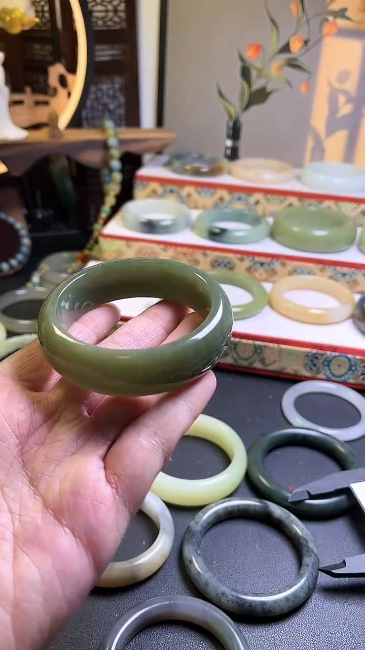 【闪购商品】和田玉手镯未镶嵌新疆且末豆沙绿58+微弱包容