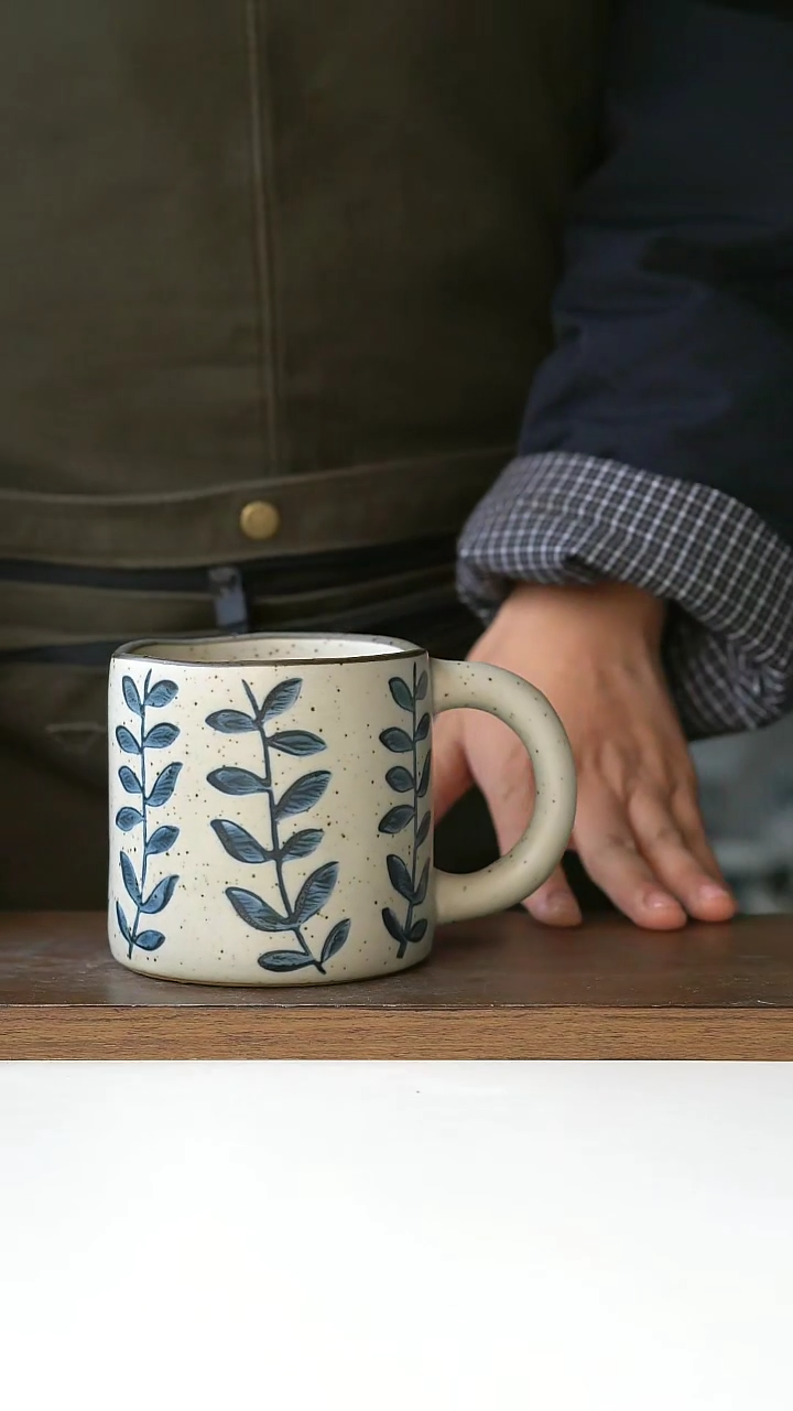 【闪购商品】陶瓷粗陶手绘藤蔓马克杯420ml@4-2@