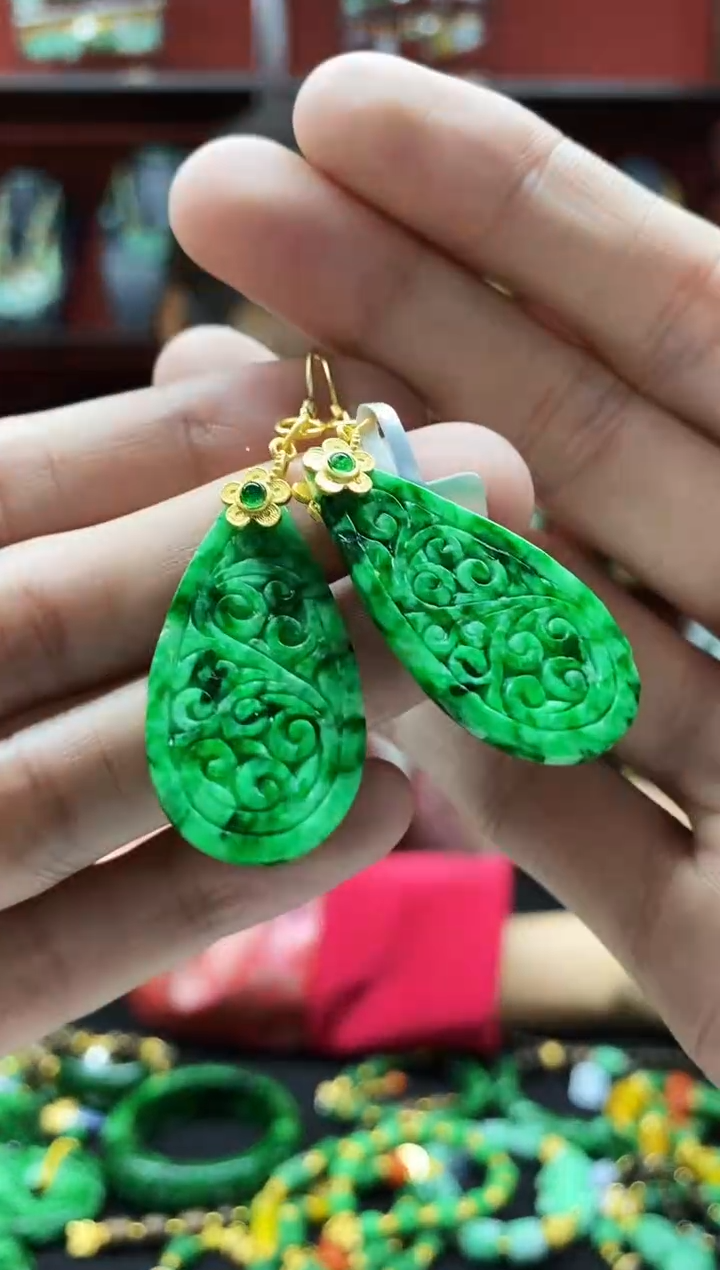 颈饰未镶嵌翡翠耳坠