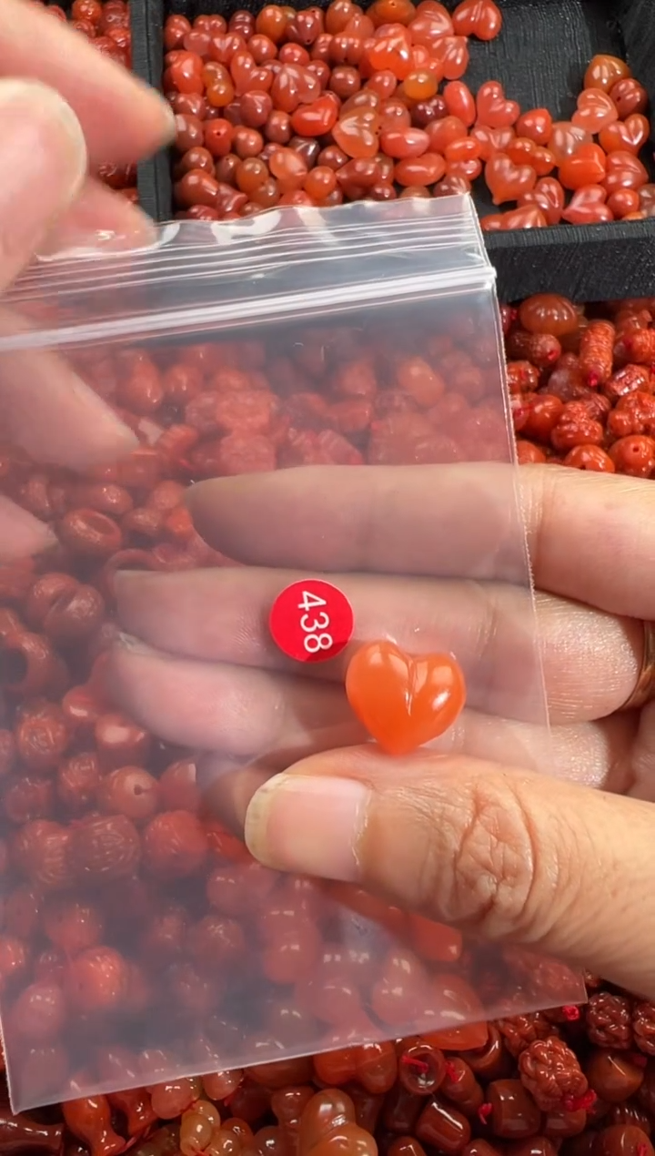 南红玛瑙未镶嵌颈饰1