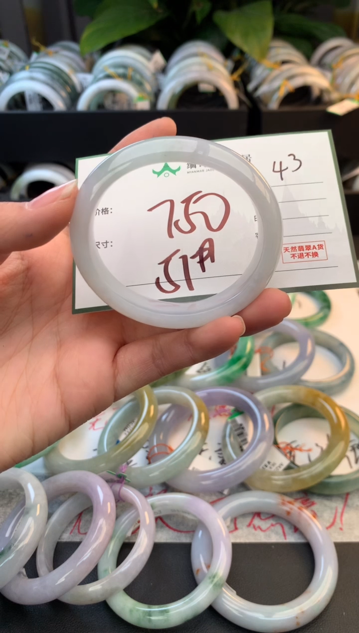 未镶嵌定制翡翠毛货需精细抛光+多人