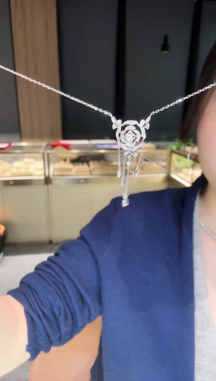 【闪购商品】钻石项链18K金镶嵌山茶花流苏