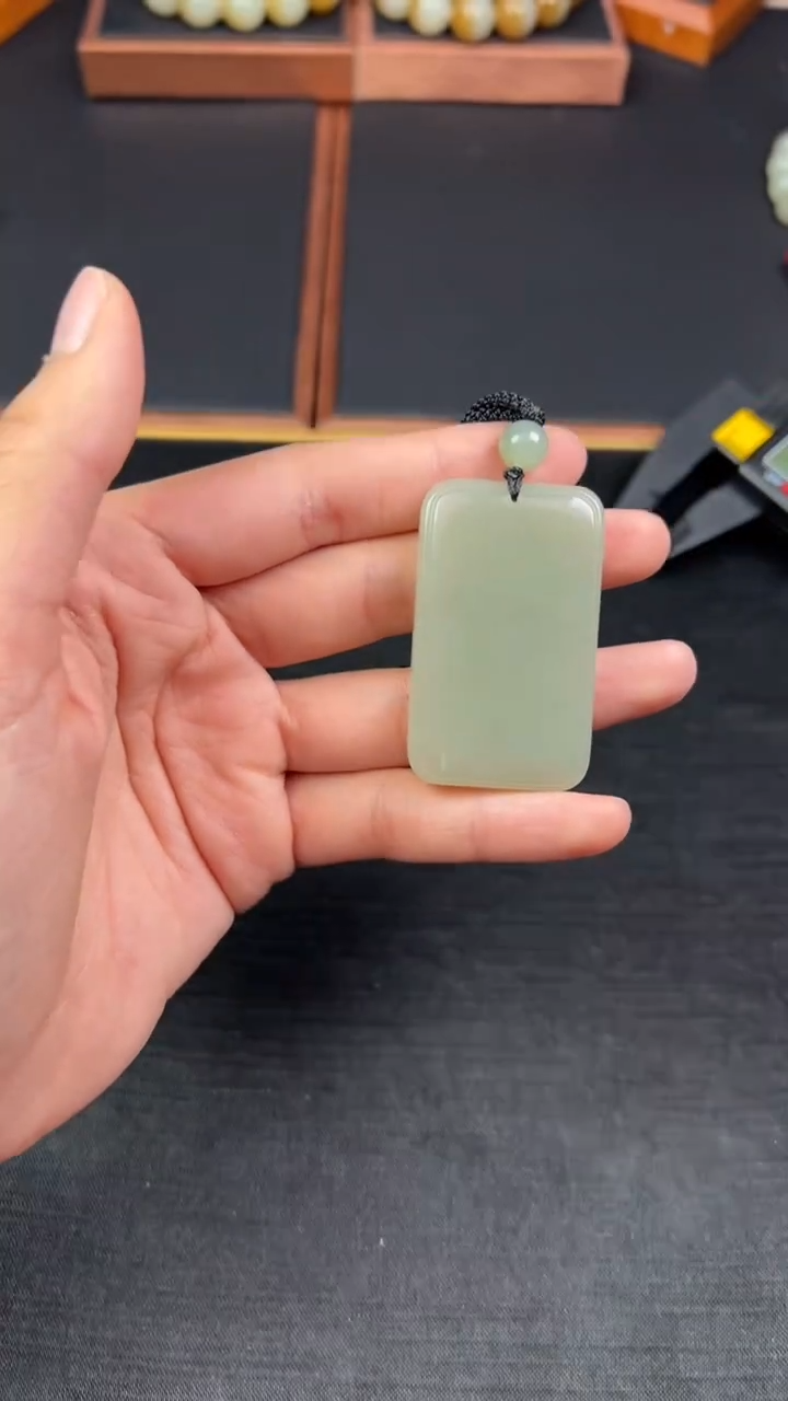 【闪购商品】和田玉吊坠(赠链)未镶嵌且末微色差近矿