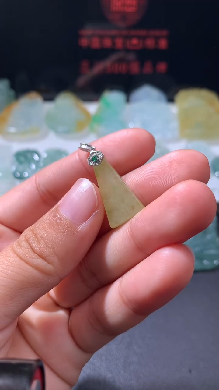 颈饰未镶嵌翡翠       