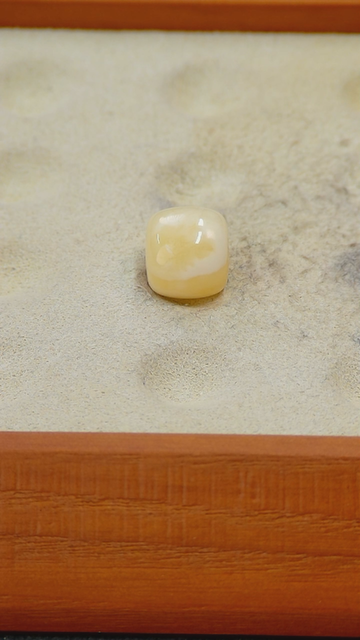 【闪购商品】蜜蜡裸石未镶嵌俄料微瑕10.9*9.8MM0.817克