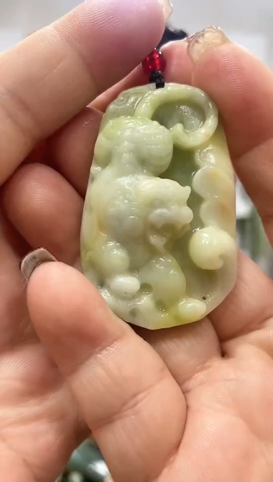 未镶嵌蛇纹石玉吊坠    