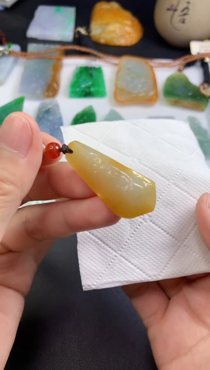 颈饰未镶嵌翡翠  