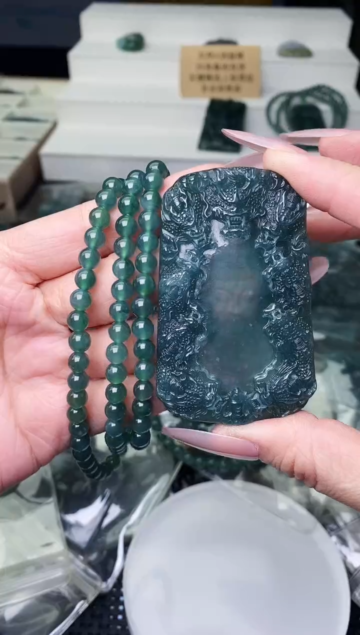 颈饰未镶嵌翡翠 