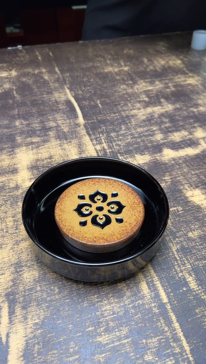 十***伏黄灿 墨玉静檀禅花壶承两件套