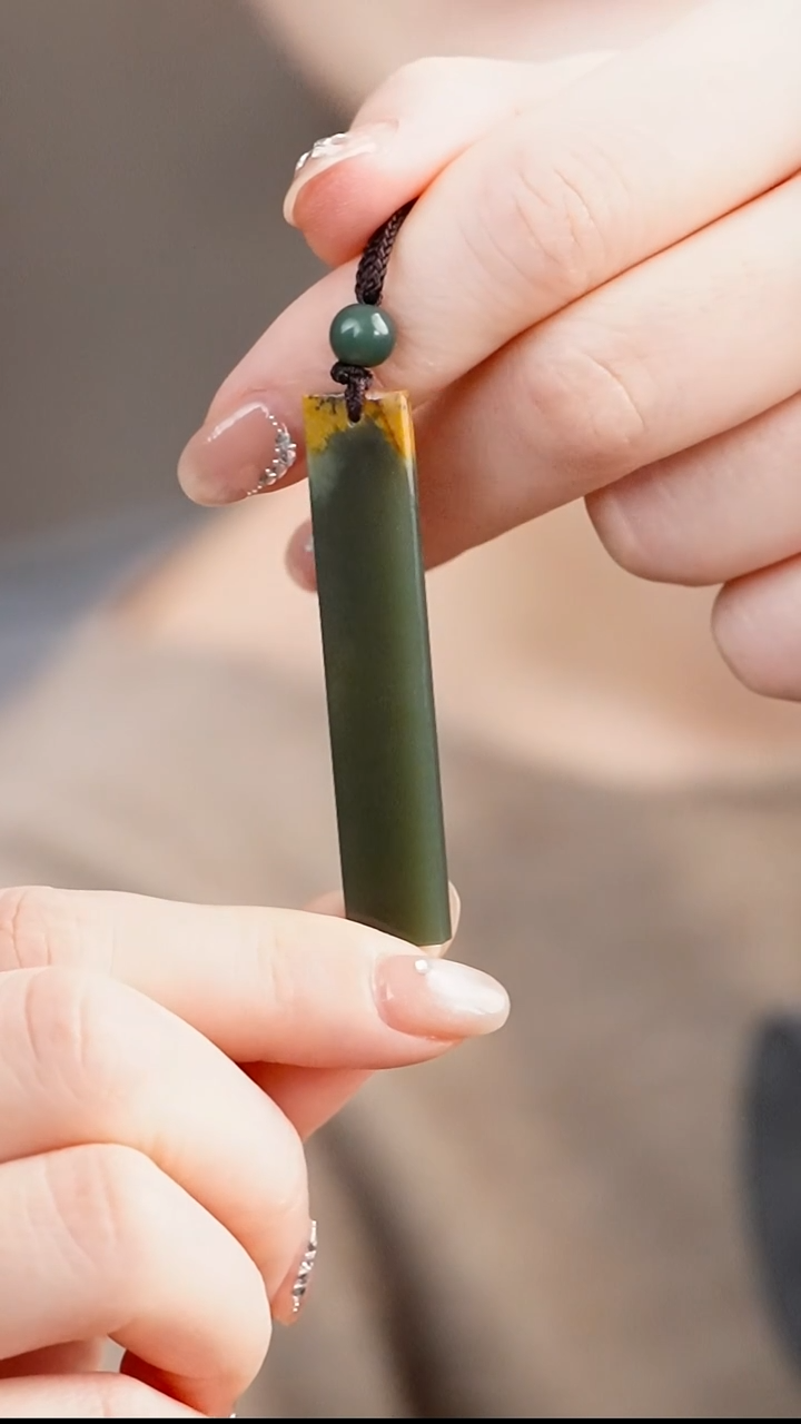 吊坠(赠链)未镶嵌岫岩河磨玉（透闪石质玉）小牌1