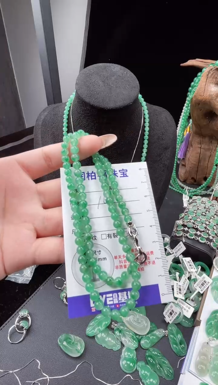 吊坠(赠链)未镶嵌石英质玉（非洲翠）琴***q项链 8.301