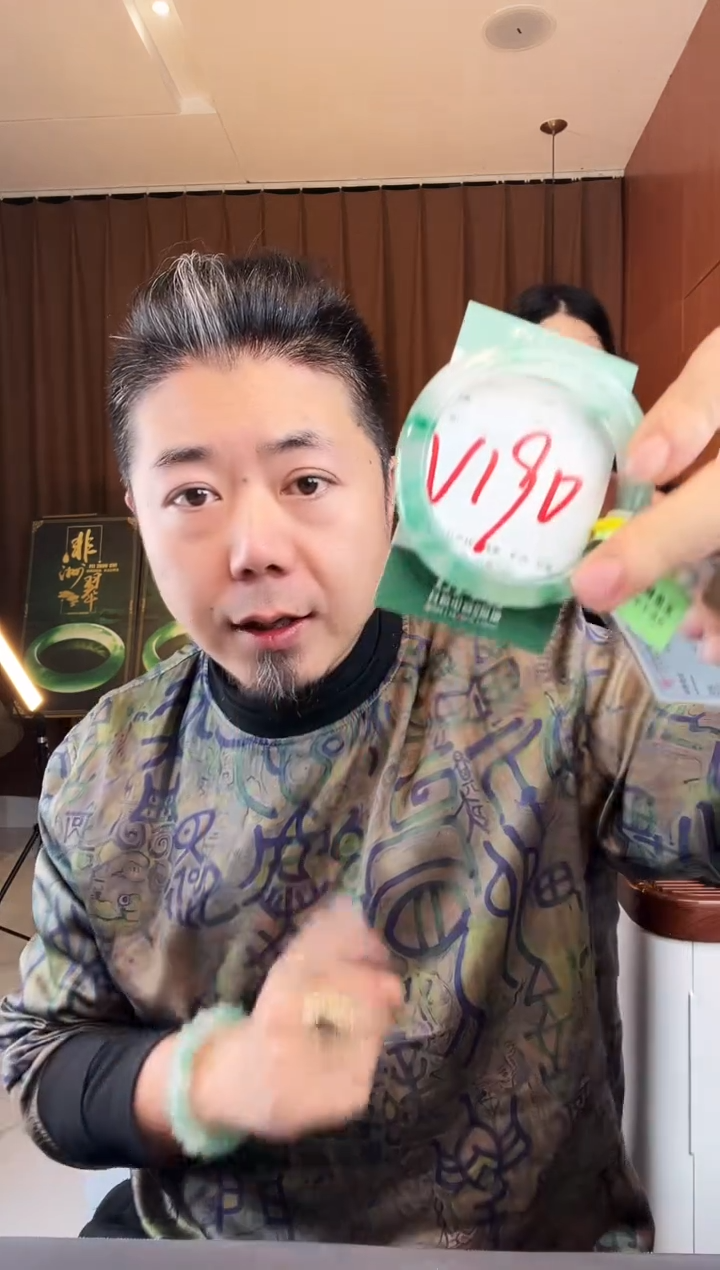 【闪购商品】石英质玉手镯未镶嵌非洲翠