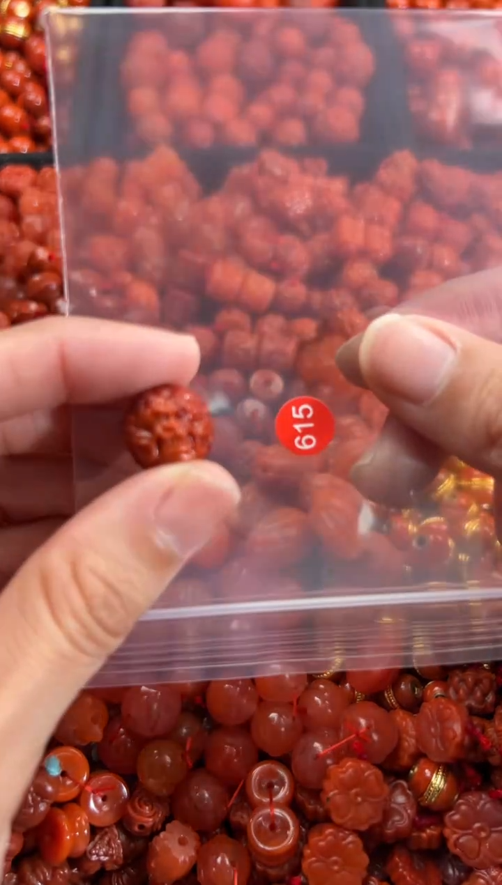 南红玛瑙未镶嵌颈饰1