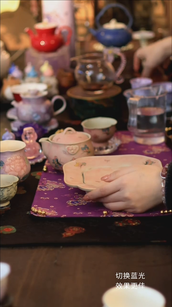 手绘蝶绕粉黛壶承