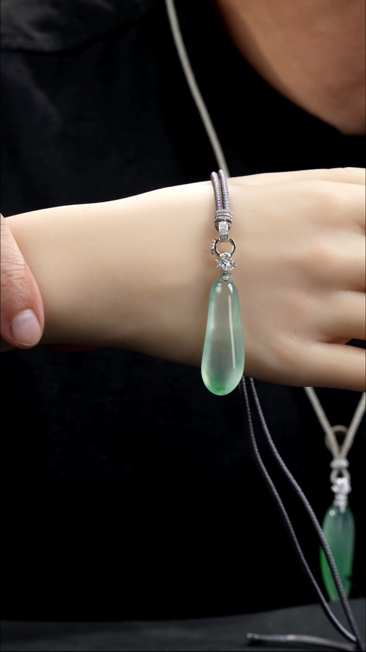 颈饰18K金镶嵌翡翠暖*阳55521·