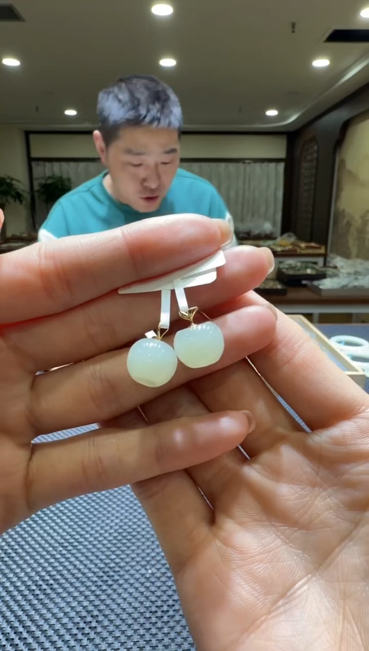 颈饰18K金镶嵌和田玉挂件（多样性发一）