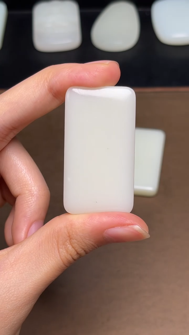 和田玉未镶嵌颈饰40 带包容