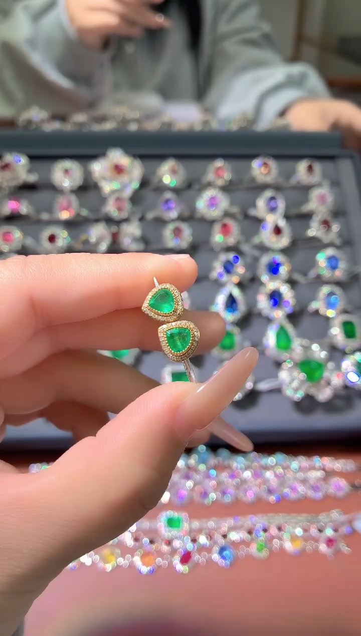 18K金镶嵌耳饰祖母绿-1克拉