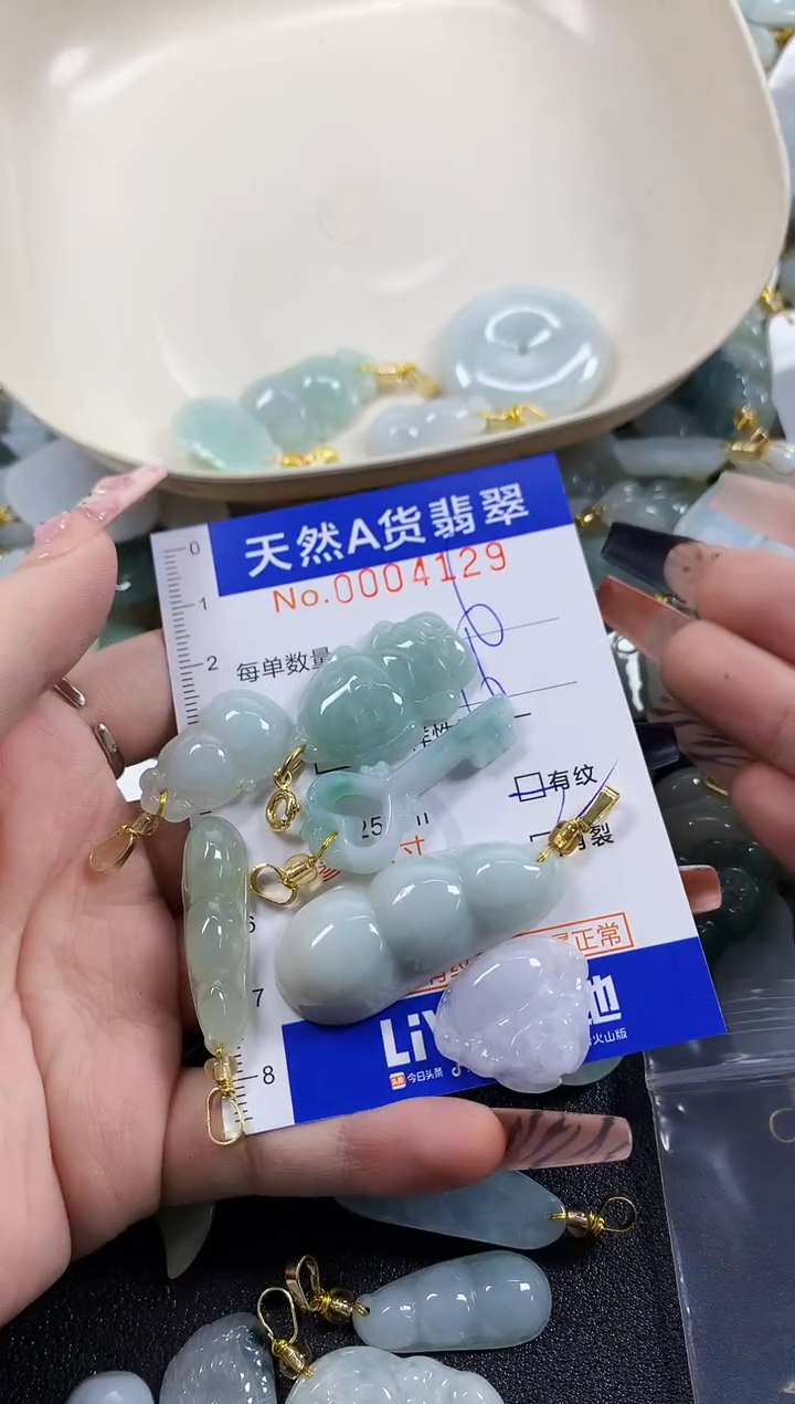 颈饰未镶嵌翡翠月*天然A货翡翠