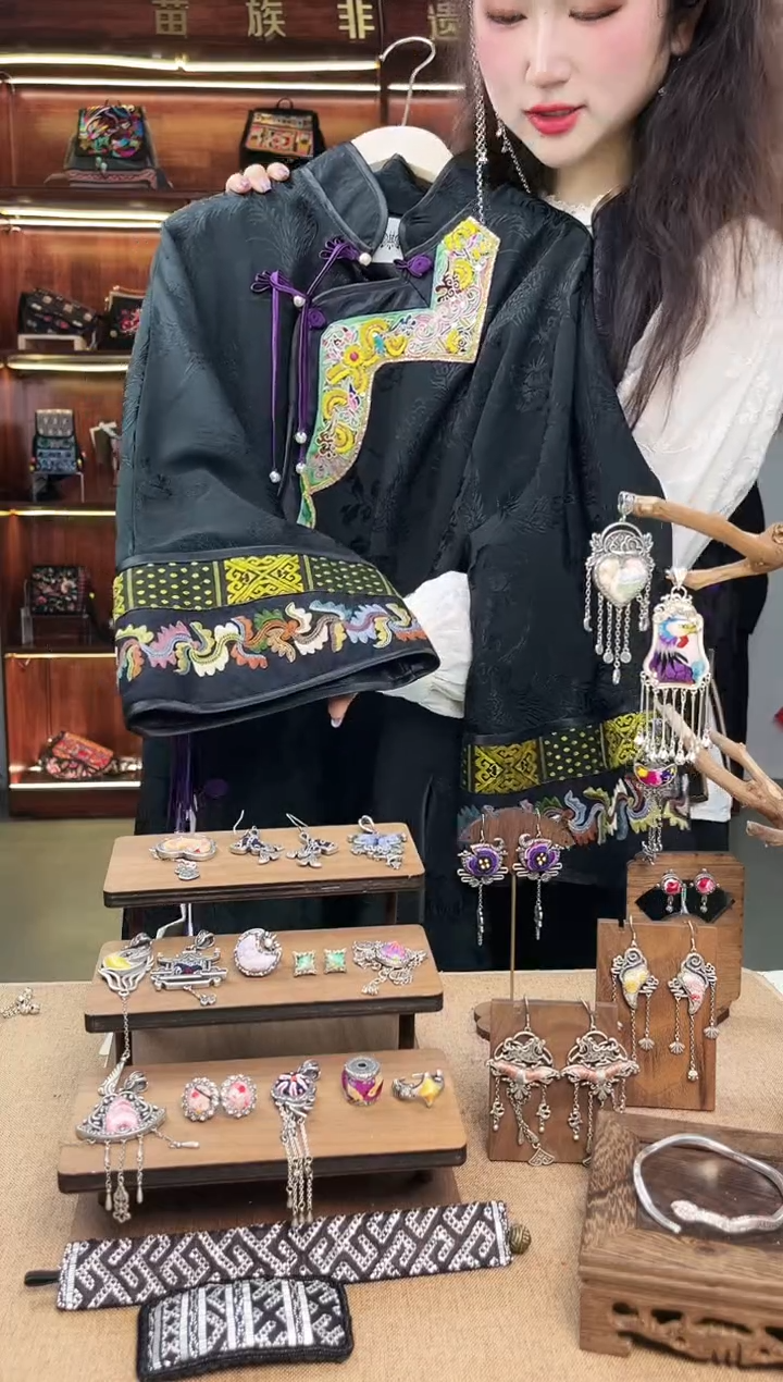 【闪购商品】织绣A04 黔东南苗族刺绣