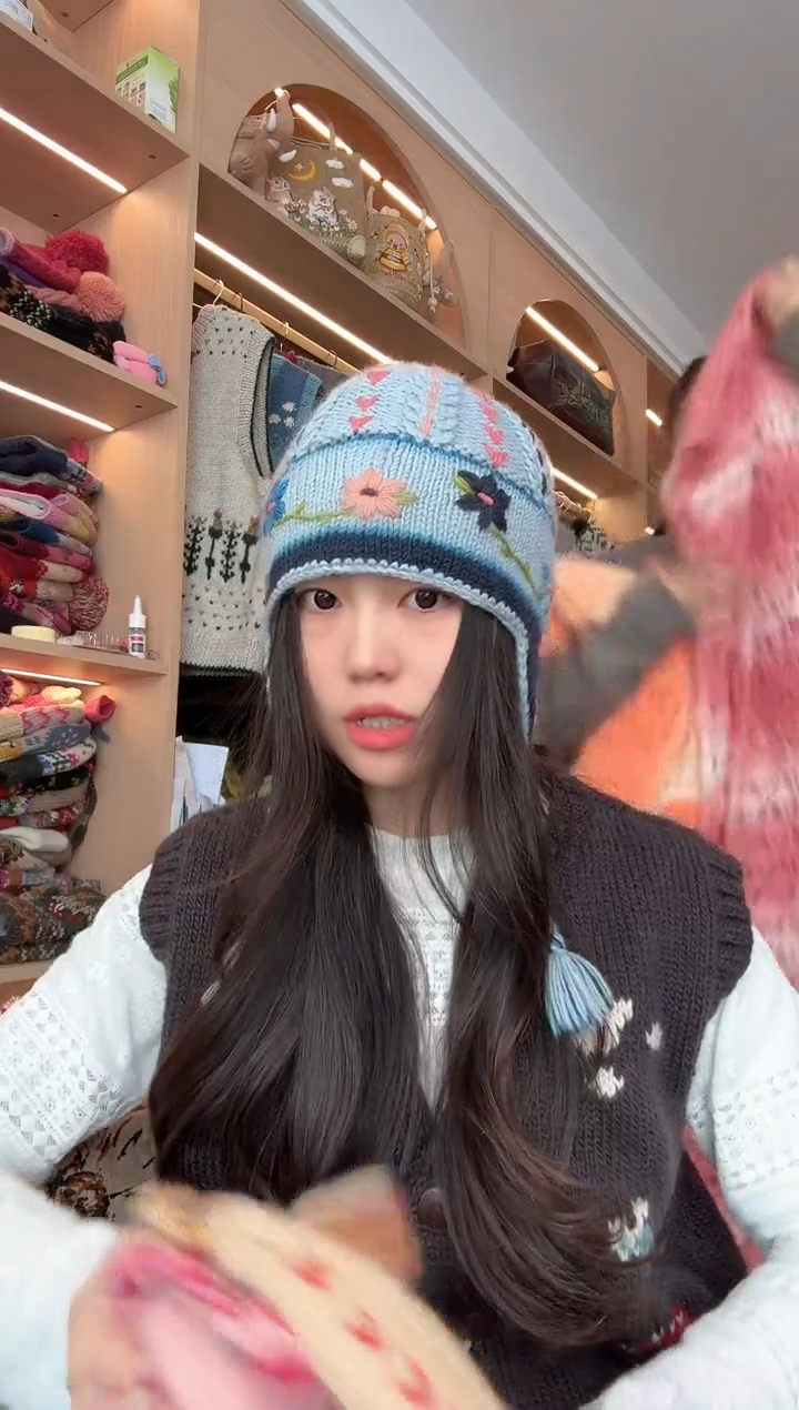 羊毛美利奴蓝色刺绣护耳帽