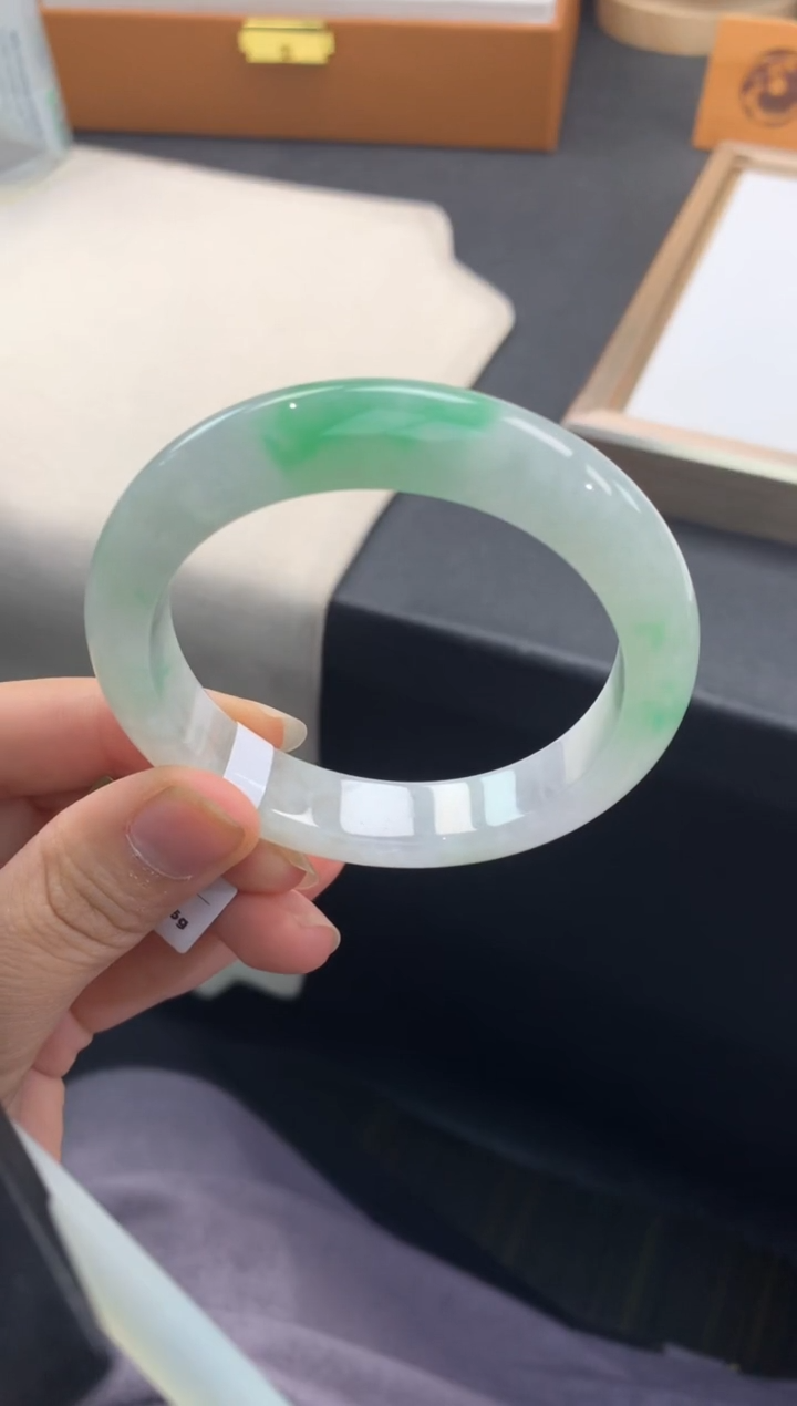 未镶嵌手镯翡翠退货需手镯吊牌标签完好