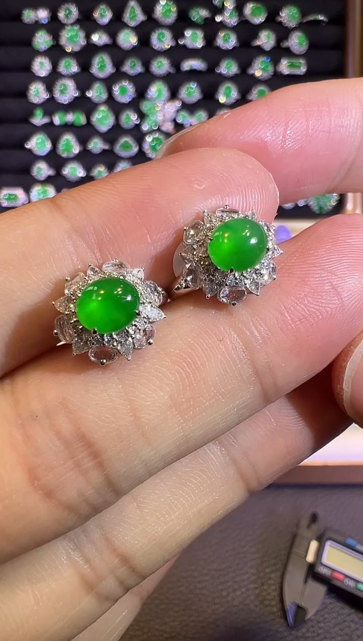 【闪购商品】翡翠耳饰18K金镶嵌正阳满绿蛋面耳包