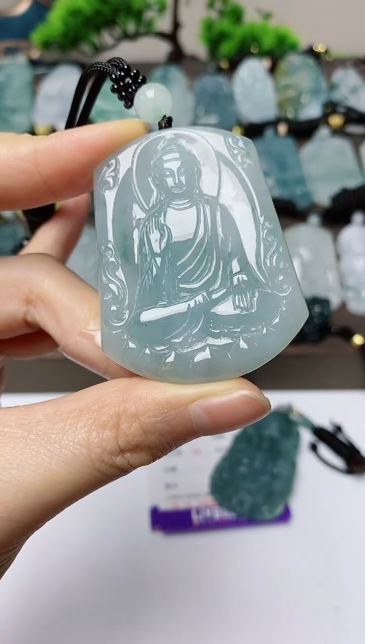 翡翠未镶嵌颈饰           