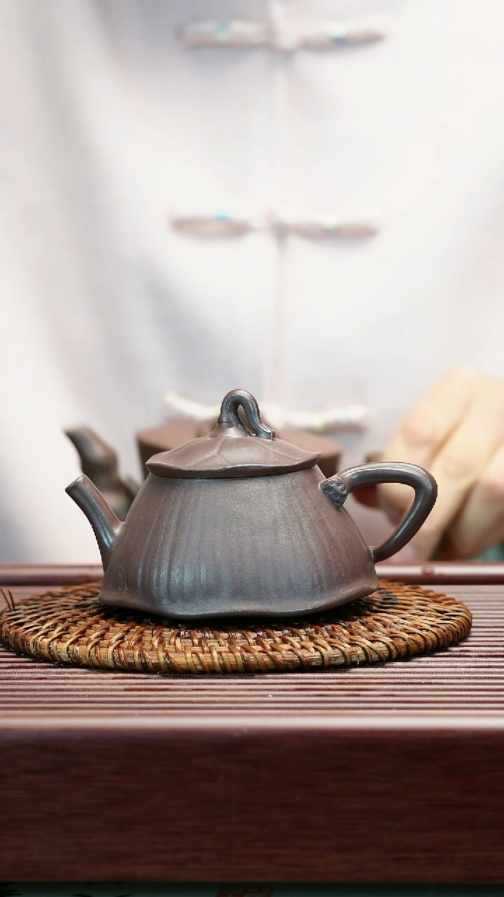 茶壶紫砂原矿黑星土 【荷】  花器  150cc   闵中顺制