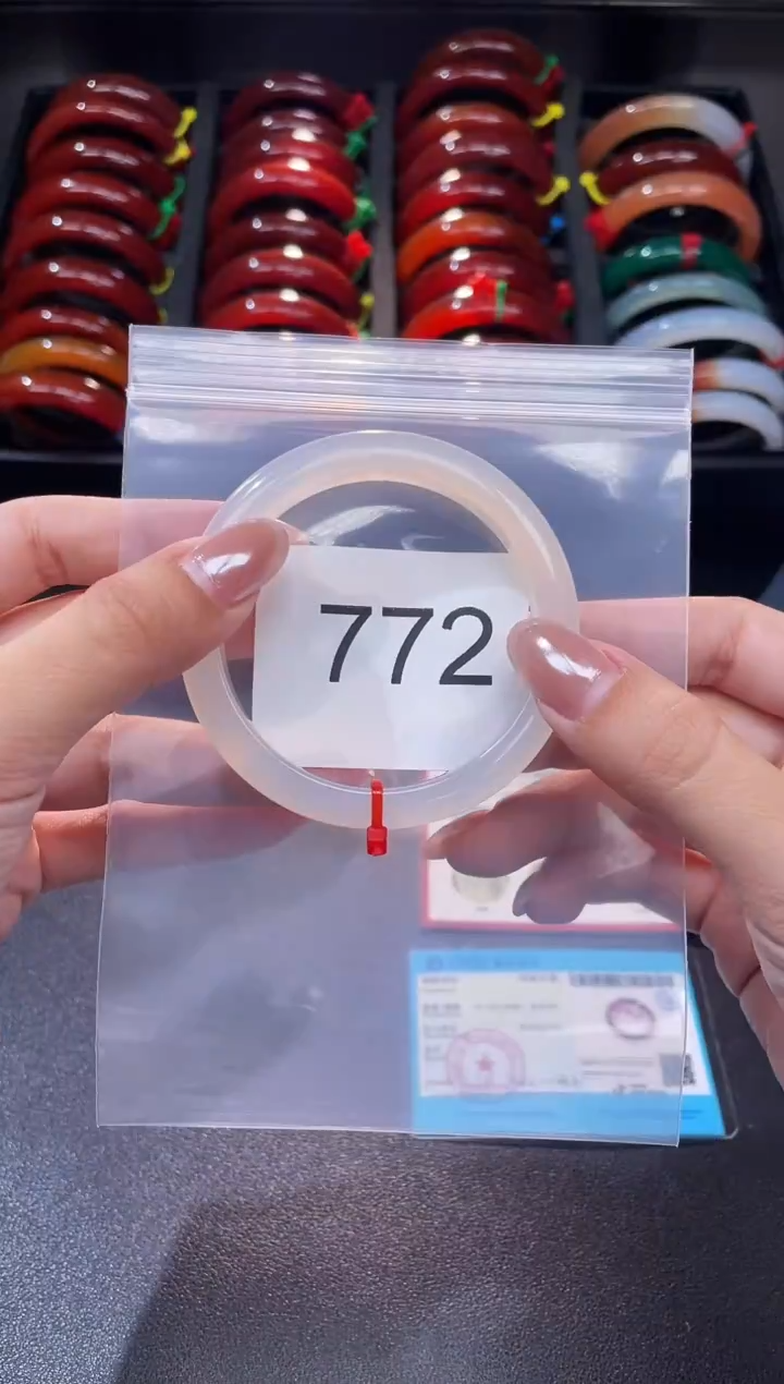 手镯玛瑙/玉髓未镶嵌55圈口*A772