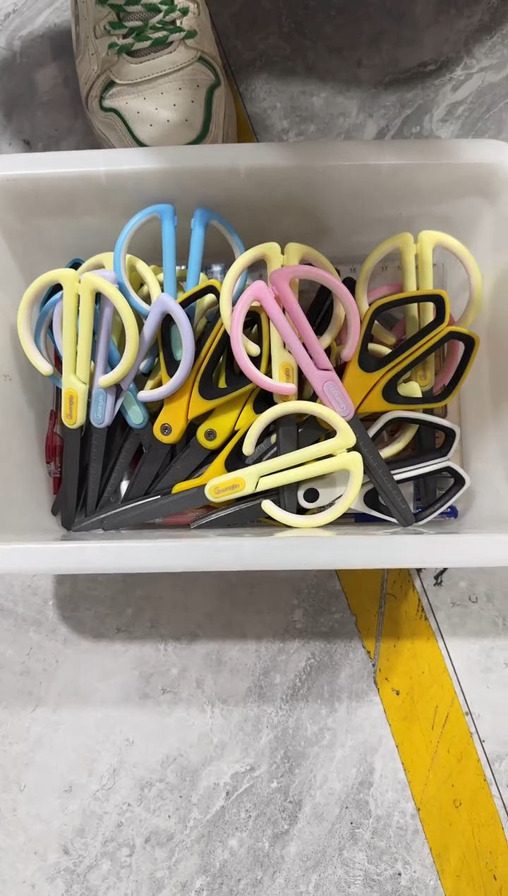 广博飞兹剪刀1把微瑕