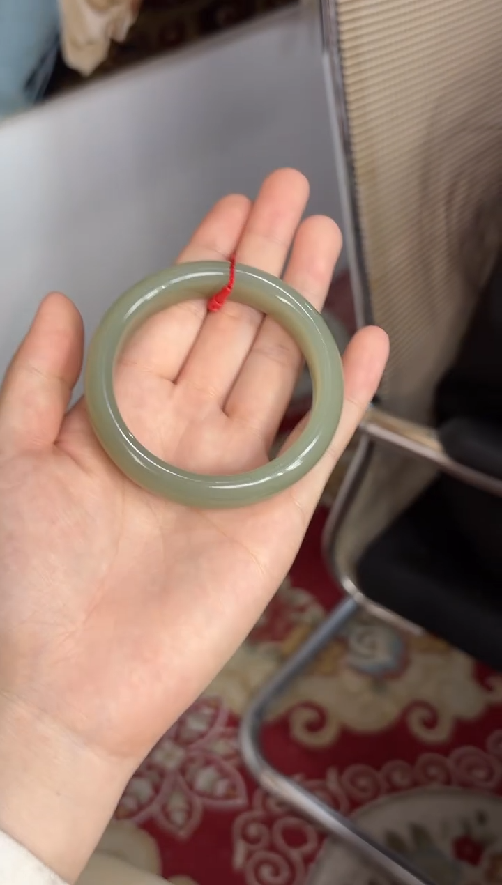 【闪购商品】和田玉手镯未镶嵌且末微色差近矿56+