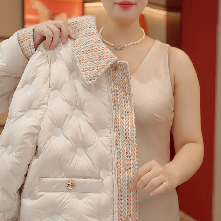 YY-2025新款冬日缤纷| 高端设计原创翻领小香风气质百搭羽绒服女