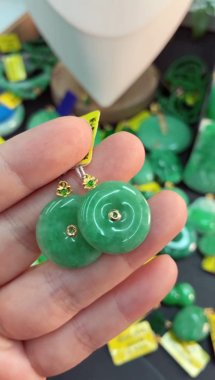 吊坠(不含链)18K金镶嵌翡翠一对发货