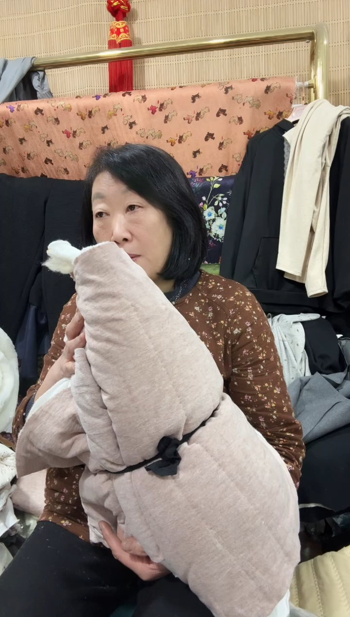 羊毛绗棉碎料杂色稍大3斤左右大小不一最大40公分左右有接头     